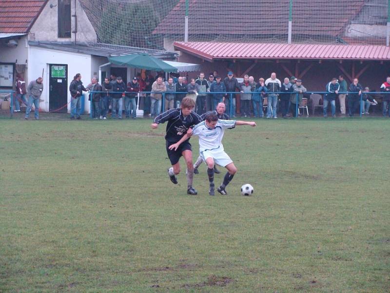 Z utkání fotbalové I. A třídy Polepy - Sokoleč (3:1).