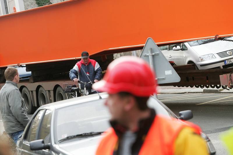 Dorazily poslední tři díly lávky přes železniční trať u Kmochova ostrova v Kolíně.