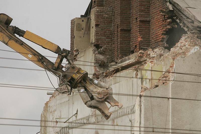 Demolice v areálu v Zengrově ulici