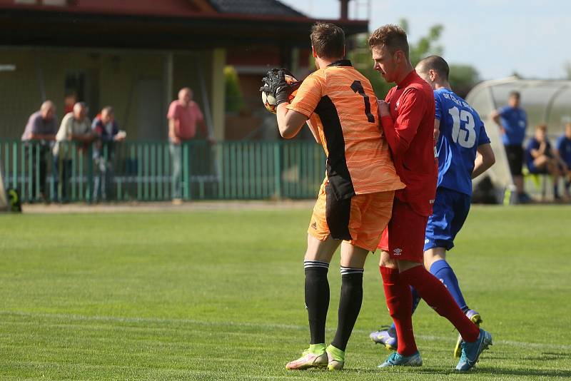 Fotbalové utkání mezi Velimí a Českým Brodem se hrálo v neděli 22. května 2022.