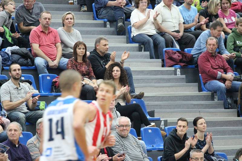 Z utkání BC Kolín - Pardubice (84:105).