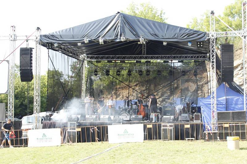 Kouřimská skála přilákala spoustu fanoušků, kteří díky hudbě zavzpomínali na Petra Muka.  