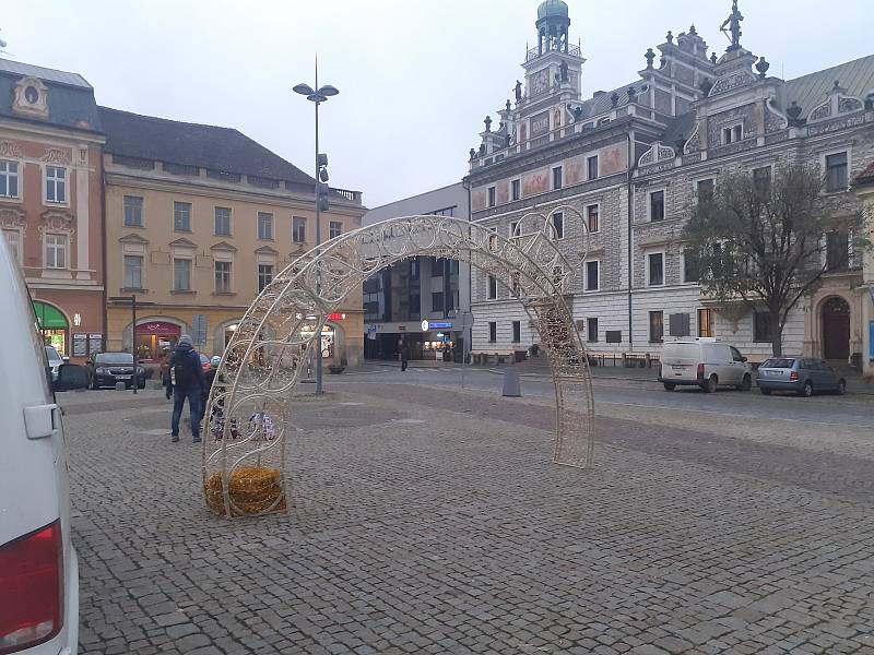 Z příprav na zahájení adventu na Karlově náměstí v Kolíně.