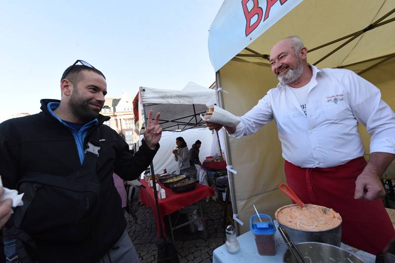 Na Karlově náměstí v Kolíně to opět žilo. Po nedávném vinném koštu tu tentokrát své stánky postavil Street Food festival