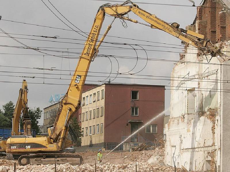 Demolice v areálu v Zengrově ulici