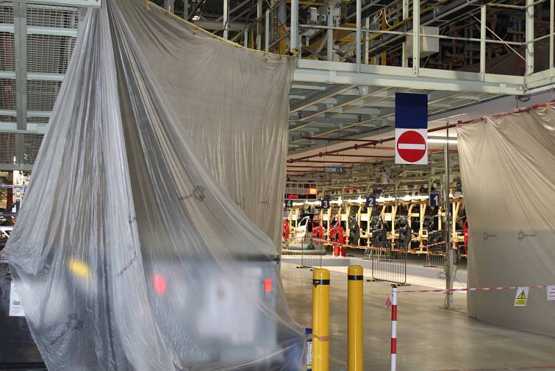 Automobilka TPCA má celozávodní dovolenou. V továrně se nyní upravují výrobní linky a stroje.