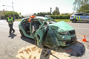 Vážná dopravní nehoda kamionu a osobního auta Škoda Fabia na silnici I/2 ve Ždánicích.