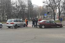 Nehoda na křižovatce ulici Legerova a Jaselská v Kolíně 3. března 2023.