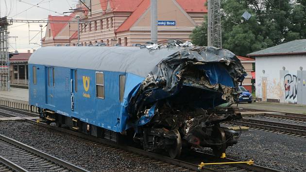 Odstavený zdemolovaný vlak na nádraží v Českém Brodě.