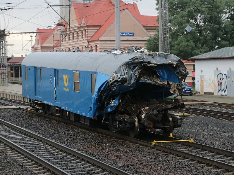 Odstavený zdemolovaný vlak na nádraží v Českém Brodě.