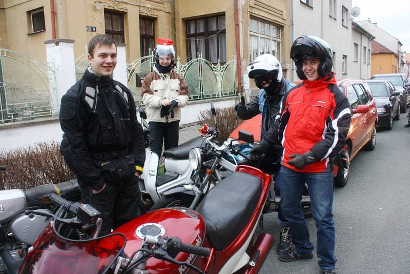 Vánoční vyjížďka kolínských motorkářů, kterou organizuje Kolínská verbež.