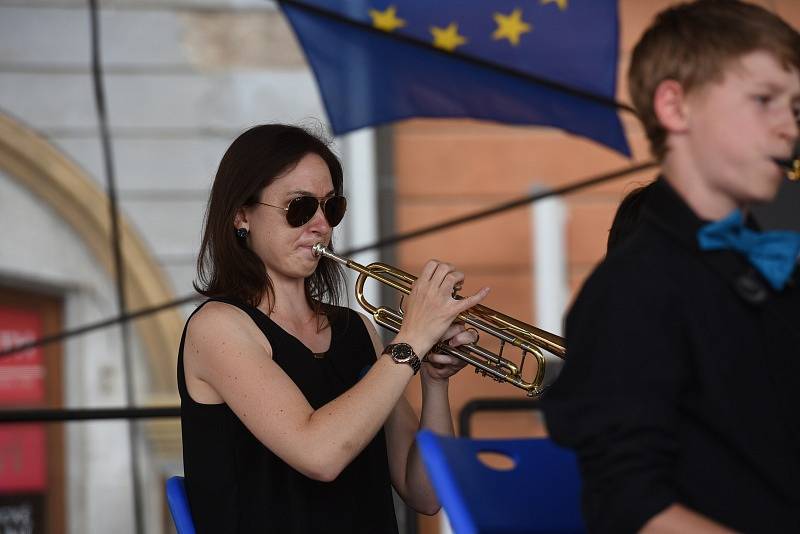 Spojené orchestry, Tomáš Klus, Hana Holišová a dechovkový metal nadchly první festivalový den davy fanoušků.