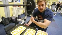 Pokus osobního fitness trenéra Štefana Verčimáka o rekord v jedení volských ok v posilovně Stap v Kolíně.