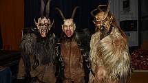 Krampusové přijeli do kulturního domu