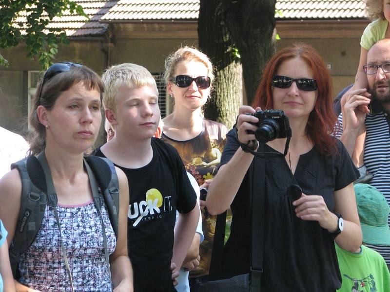 Slavnostní odhalení díla Jana Kubíčka na Husově náměstí v Kolíně