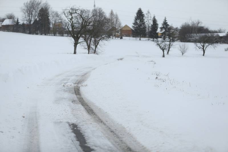 Uzavřená vozovka mezi obcemi Jelčany a Hatě na rozhraní Kolínska a Kutnohorska ve čtvrtek 14. ledna.