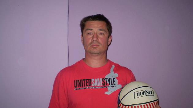 Luboš Čebiš získal za vítězství ve 4. kole basketbalový míč, který do soutěže věnovala sportovní prodejna Sport trio a také karton piv značky Rohozec