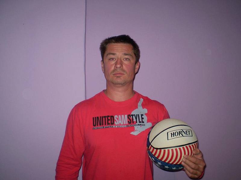 Luboš Čebiš získal za vítězství ve 4. kole basketbalový míč, který do soutěže věnovala sportovní prodejna Sport trio a také karton piv značky Rohozec