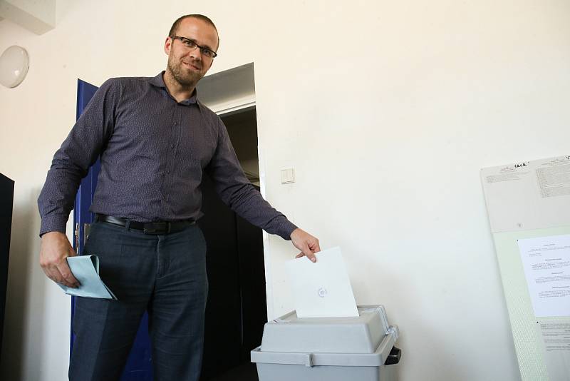 Volby do EP na Kolínsku, volební místnost na zimním stadionu Kolín, kde odvolil i budoucí starosta Michael Kašpar.