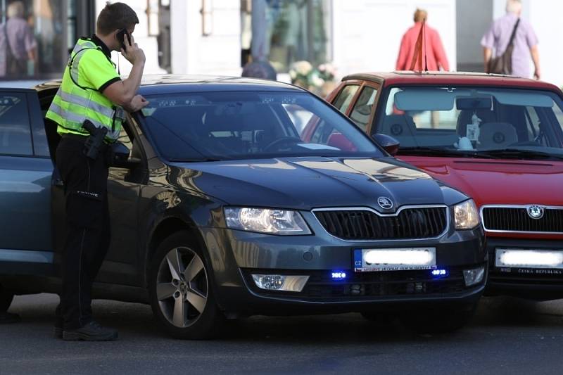 Dopravní nehoda policejního vozu v kolínské ulici Politických vězňů v úterý 14. září 2021.