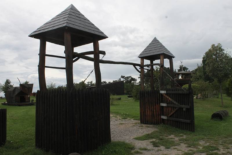 Mateřská škola a zahradní hřiště v Cerhenicích.