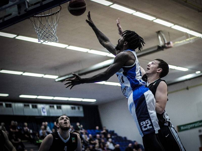 Z utkání nadstavby BC Kolín - Hradec Králové (85:76).