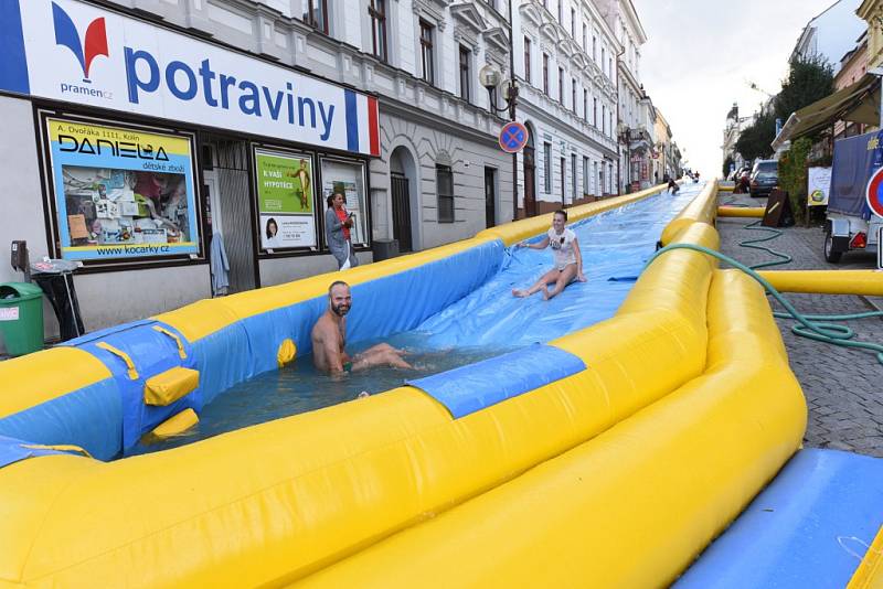 Vodním hrátkám na skluzavce v centru města nepřálo počasí