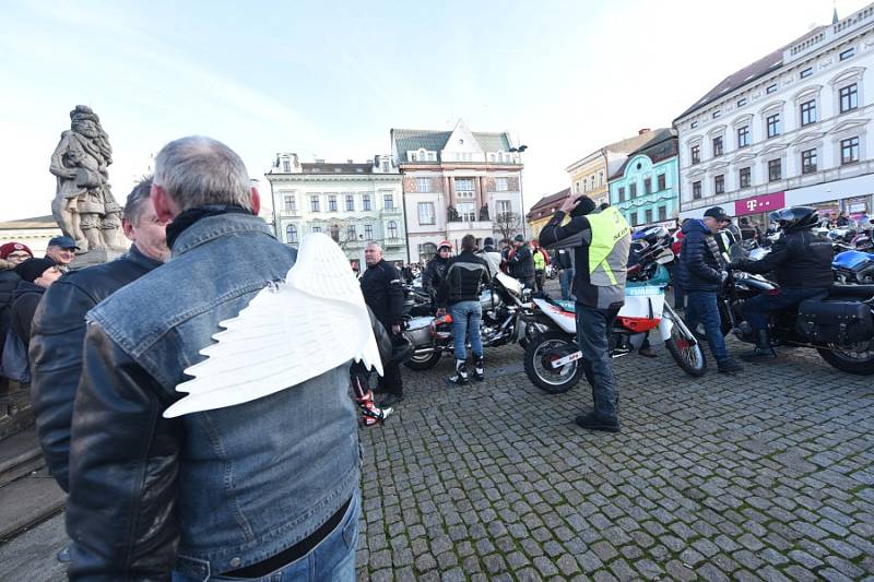 Již po osmnácté letos kolínští motorkáři říkající si Verbež kolínská uspořádali štědrovečerní vyjížďku s tradičním cílem u vánočního stromu na kolínském Karlově náměstí.