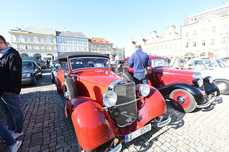 Kolínské Karlovo náměstí zaplnily automobily značky Mercedes – Benz