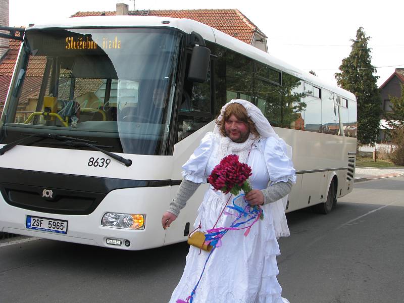 Několik desítek masek čítal průvod během veselého masopustu, který v obci uspořádal Spolek pro Tatce.