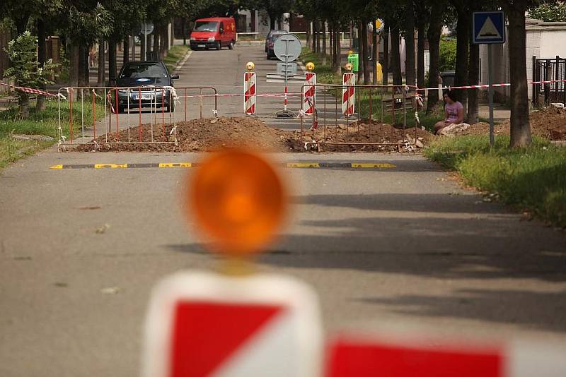 K hokejbalovému hřišti se zavádí inženýrské sítě.