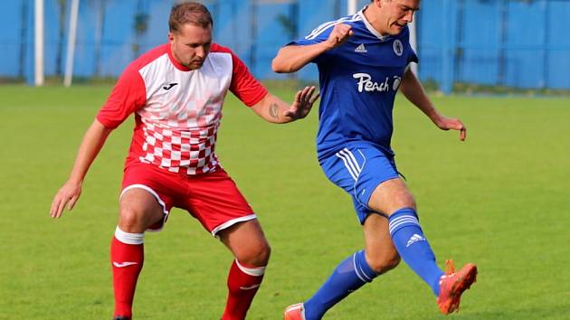 Z utkání Český Brod (v modrém) - Slatiňany (4:0).