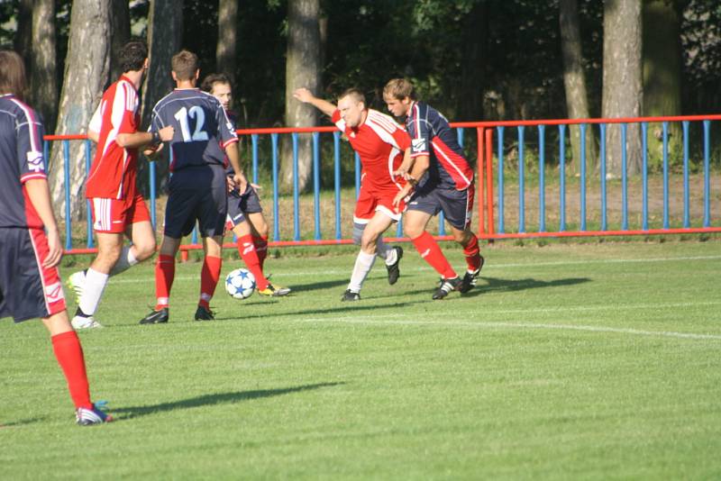 Z utkání Jestřabí Lhota - Bečváry (2:2).