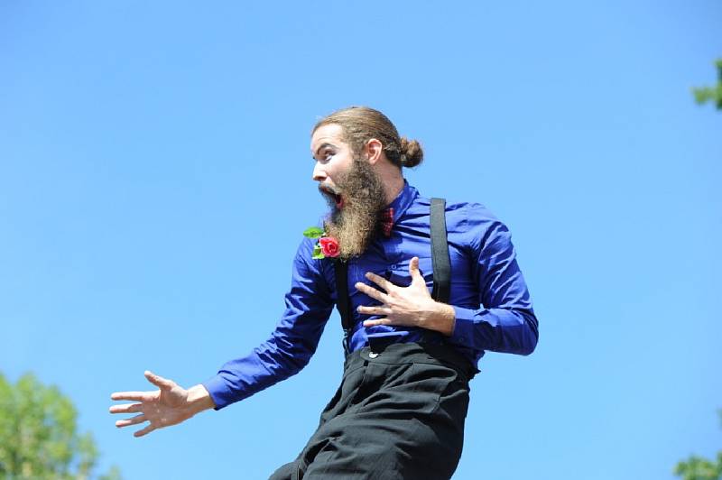 Festival Kefír se přesunul k zámku Kačina