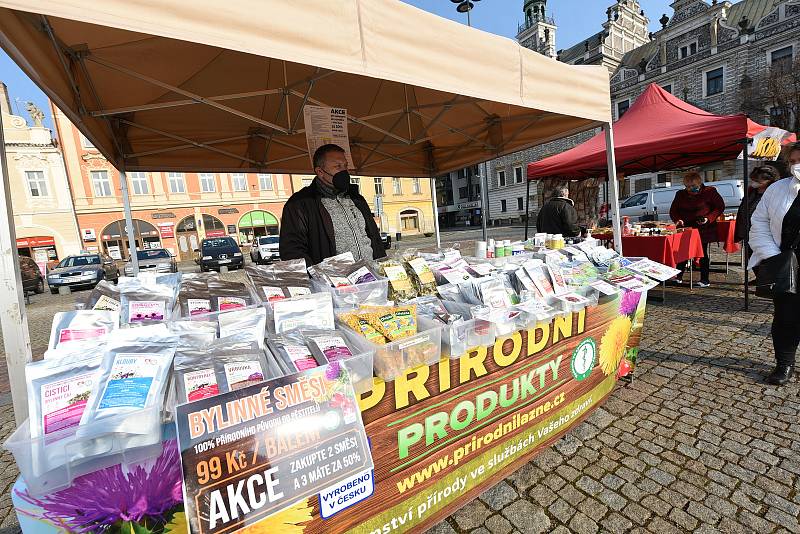 Farmářské trhy na Karlově náměstí v Kolíně.