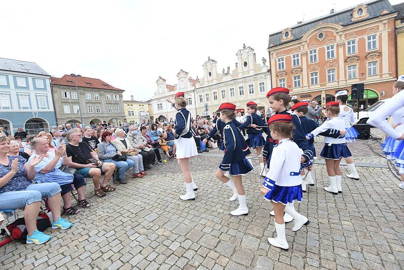 Z koncertu 'Pocta Františku Kmochovi' na Karlově náměstí v Kolíně.