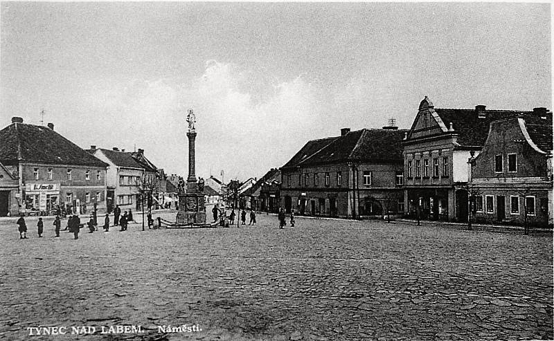 Spodní část náměstí v Týnci nad Labem zachycena v roku 1936.