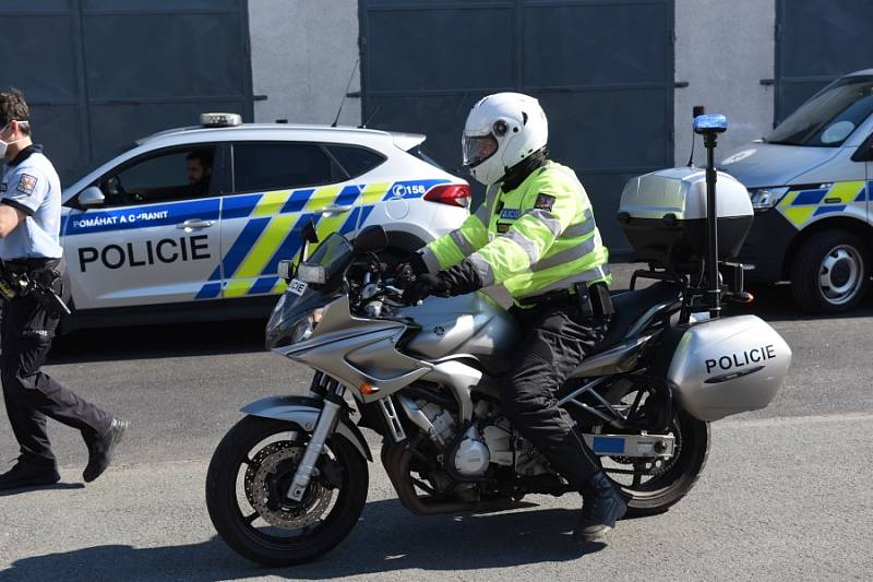 Tradiční Den záchranářů nahradila letos jízda automobilů městem.