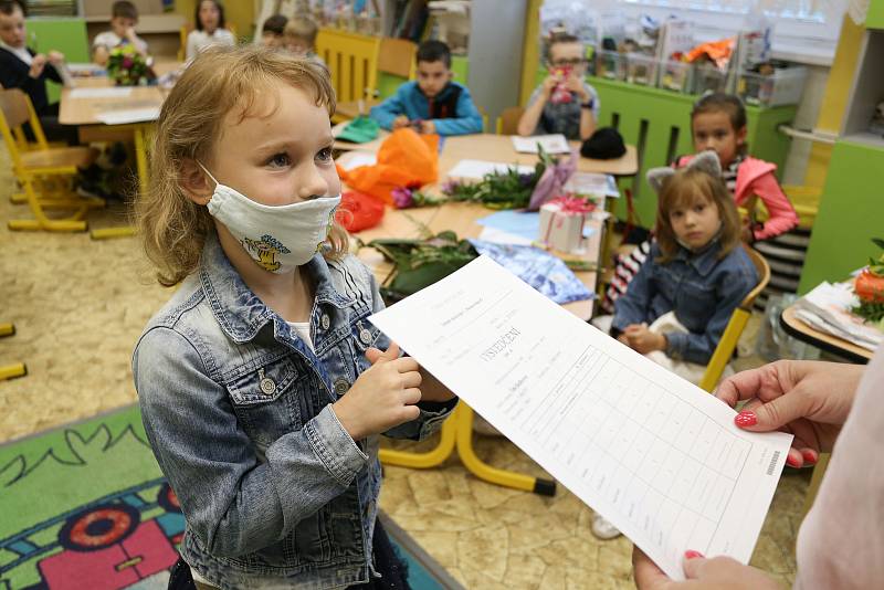 Předávání vysvědčení ve třídě 1. B. v Základní škole Mnichovická v Kolíně.