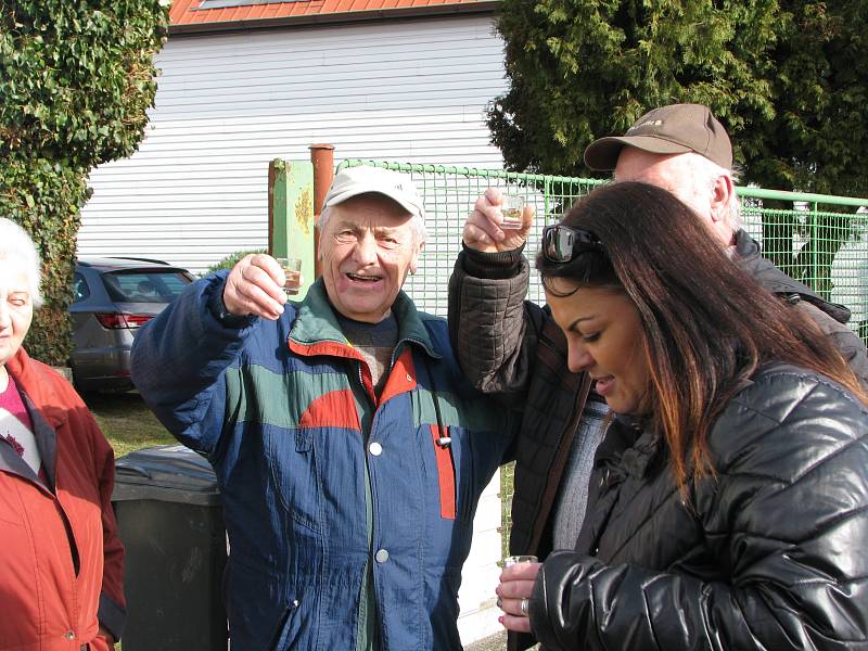 Několik desítek masek čítal průvod během veselého masopustu, který v obci uspořádal Spolek pro Tatce.