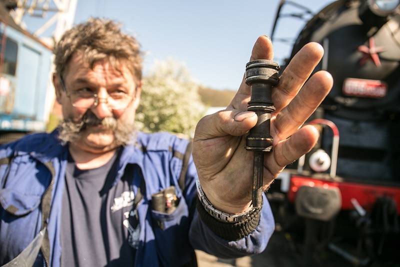 Dveře z jedné strany jsou zamčené, je potřeba, aby se mohli do lokomotivy dostat z obou stran. O chvilku později do ní budou nakládat dřevo na roztopení kotle.