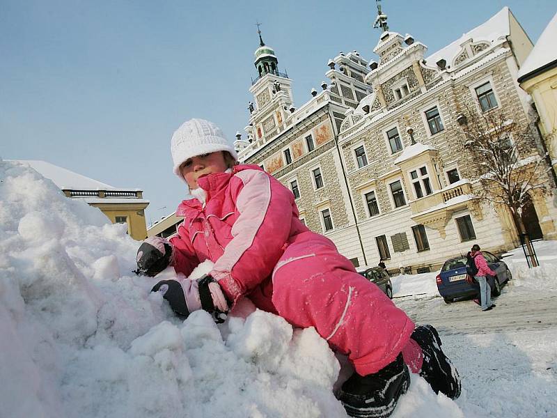 Na Karlově náměstí v Kolíně vyrostla hora sněhu 