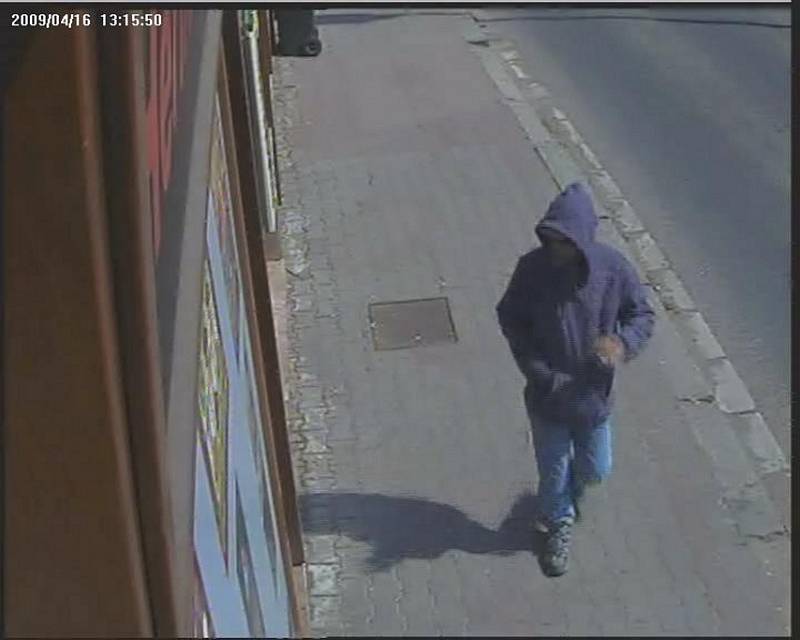 Ozbrojený muž přepadl 16.4. odpoledne parfumerii v centru Kolína. Poznáte ho na fotografii? 