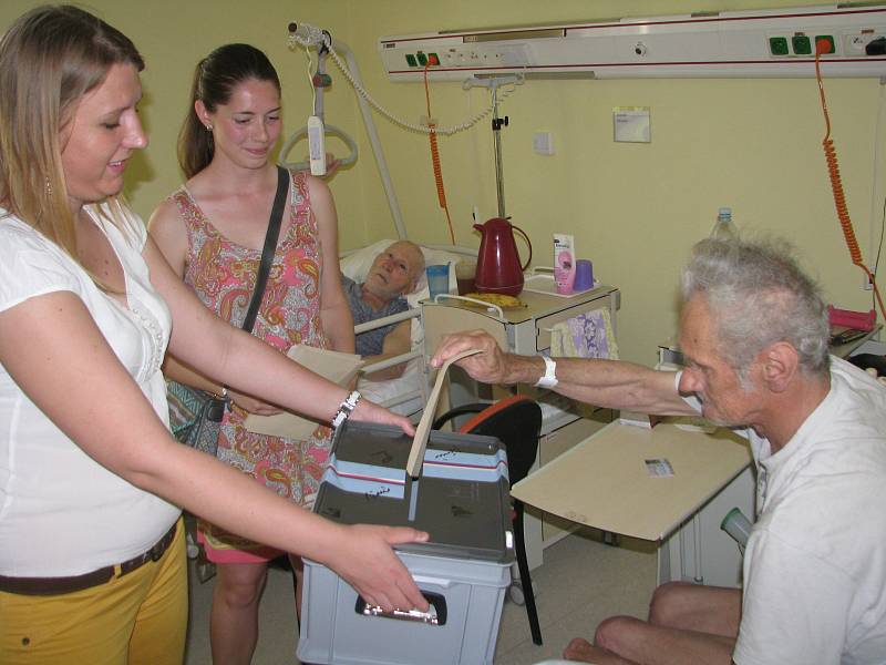 Pacienti gerontocentra Oblastní nemocnice Kolín volili do přenosné volební urny