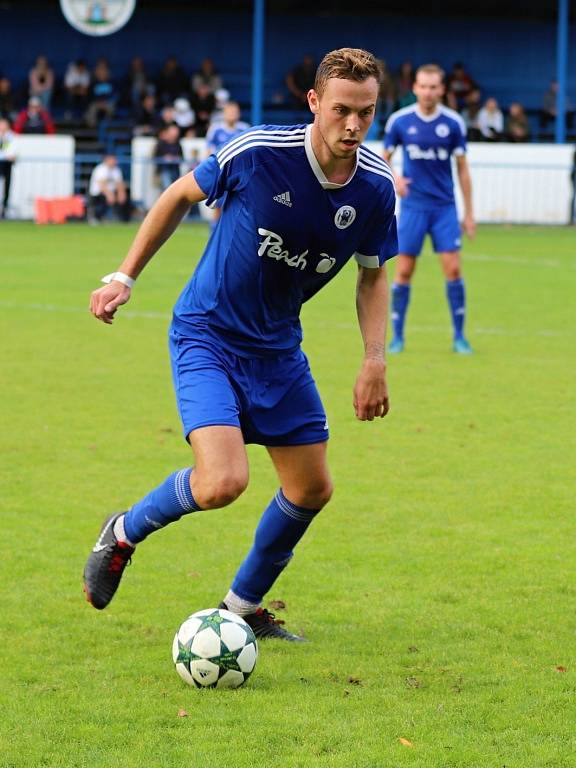 Z utkání Český Brod (v modrém) - Slatiňany (4:0).