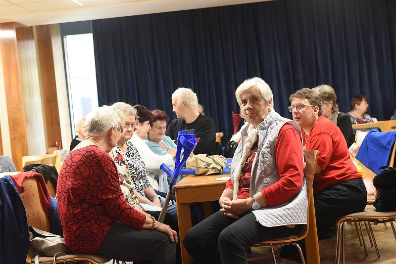 Z oslavy Dne seniorů ve velkém sále Městského společenského domu v Kolíně.