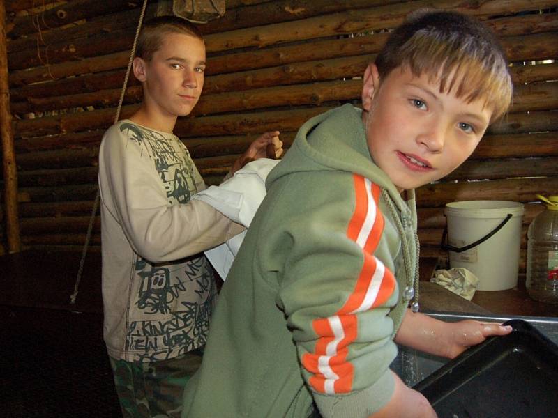 Děti ze skautského tábora ve Starém Samechově