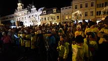 Třetí svíci na náměstí zapálili Tomáš Růžička a Ján Halama.