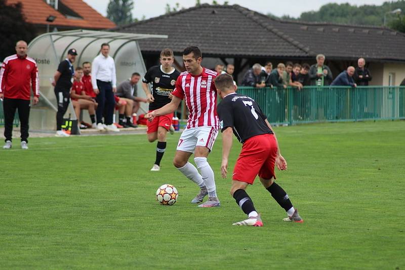 Z fotbalového utkání krajského přeboru Velim - Kutná Hora