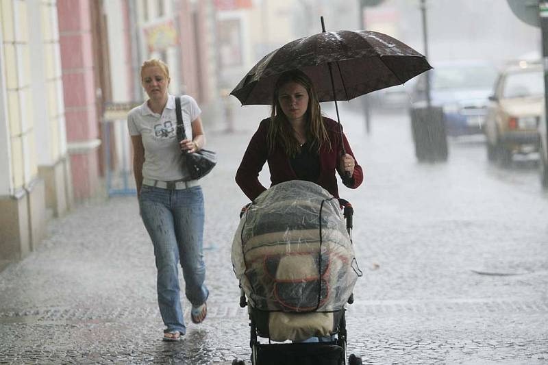 Kolínem se prohnala vichřice doprovázená silným větrem. 11.6. 2009